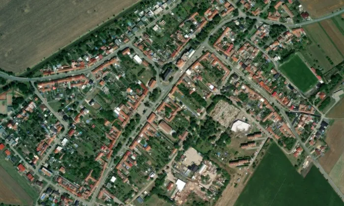 kostel svatého Mikuláše v Šaraticích – letecký pohled