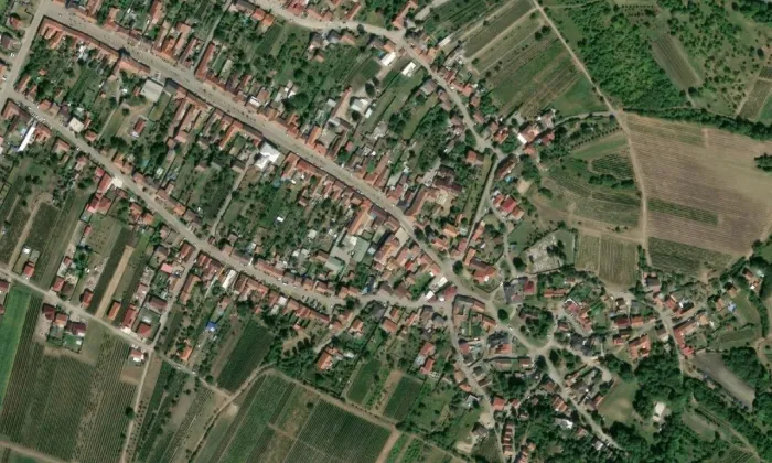 kostel svatého Mikuláše v Perné – letecký pohled