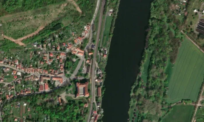 kostel svatého Ondřeje v Nelahozevsi – letecký pohled