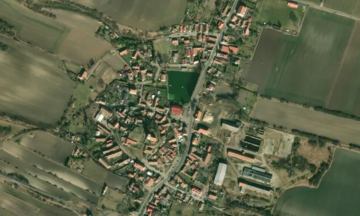 Kostel svatého Petra a Pavla (Kostomlaty pod Řípem) – letecký pohled