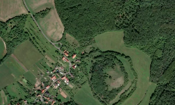 Kostel svatého Petra a Pavla (Sutom) – letecký pohled