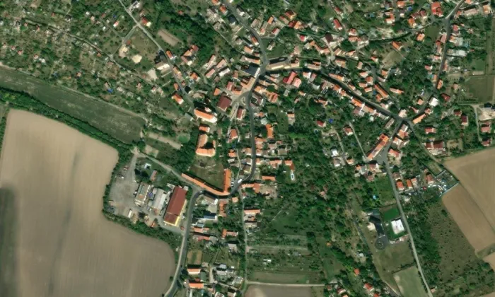 Kostel svatého Petra a Pavla v Žitenicích – letecký pohled