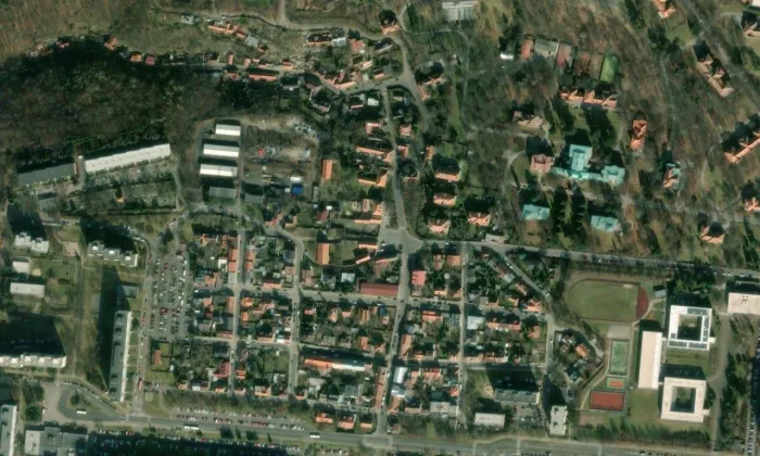 Kostel svatého Petra a Pavla v Bohnicích – letecký pohled