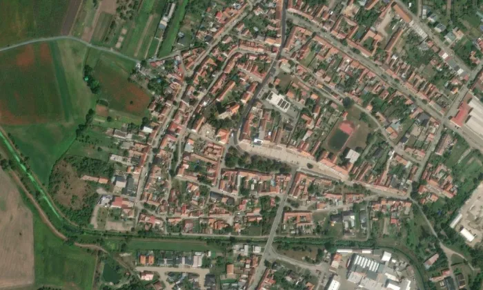 Kostel svatého Petra a Pavla v Podivíně – letecký pohled