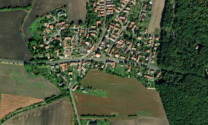 Kostel svatého Petra v okovech – letecký pohled
