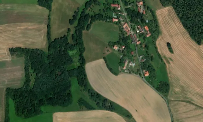 Kostel svatého Václava (Chvojínek) – letecký pohled