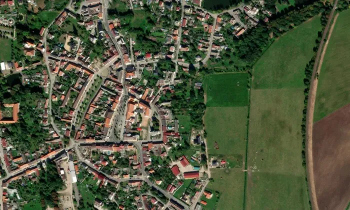 Kostel svatého Václava (Lomnice nad Lužnicí) – letecký pohled