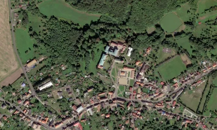 Kostel svatého Vavřince (Kostomlaty pod Milešovkou) – letecký pohled