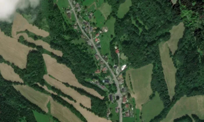 Kostel Všech svatých (Bratrušov) – letecký pohled