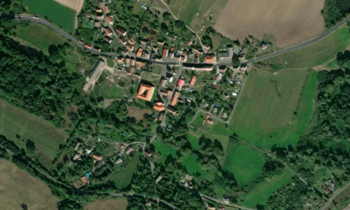 Kostel Všech svatých ve Stvolínkách – letecký pohled