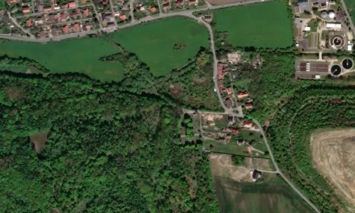 lávka přes Dřevotický potok u Vrapic – letecký pohled