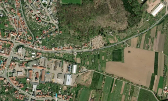 Pohřební kaple Povýšení sv. Kříže v Lysicích – letecký pohled