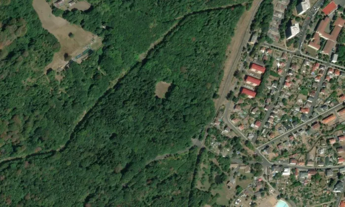 Pomník obětem katastrofy na dole Nelson – letecký pohled
