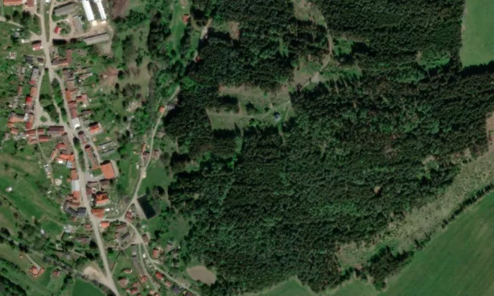 Poutní kaple Panny Marie Pomocné a křížová cesta – letecký pohled