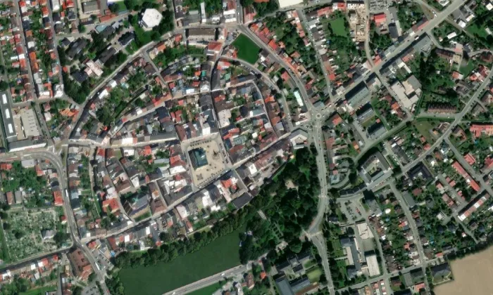 Radnice s kaplí – letecký pohled