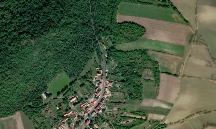 Sbor a fara Církve československé husitské – letecký pohled