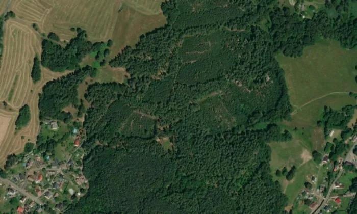 Skalní kaple u Kunratic – letecký pohled