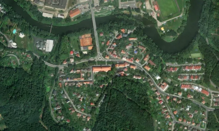 Společenský dům Týnec nad Sázavou - bývalá továrna na kameninu – letecký pohled