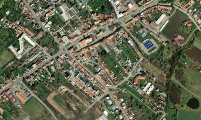Synagoga v Rousínově – letecký pohled
