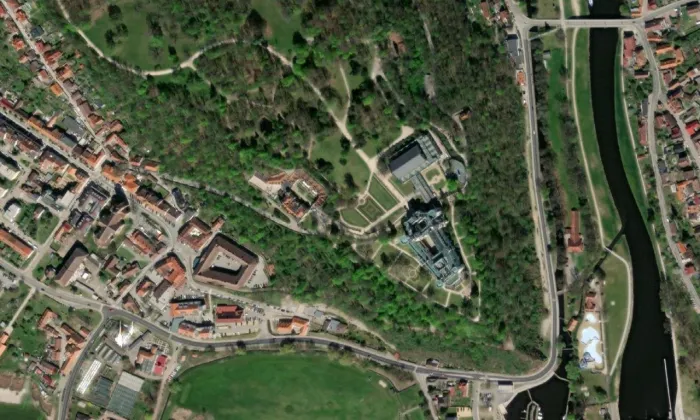 zámecká jízdárna v Hluboké nad Vltavou – letecký pohled
