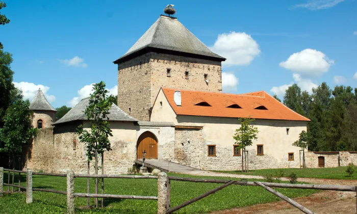 Areál zámku a dvou tvrzí v Kestřanech