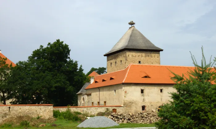 Areál zámku a dvou tvrzí v Kestřanech