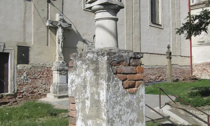 Boží muka v Jaroslavicích u kostela svatého Jiljí