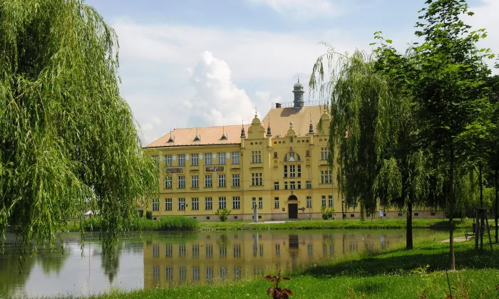 Budova Gymnázia Jana Opletala