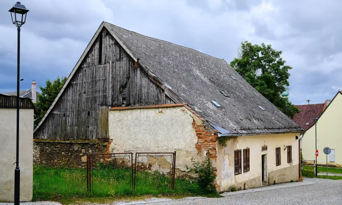 Deska z Paví brány na domě čp. 299