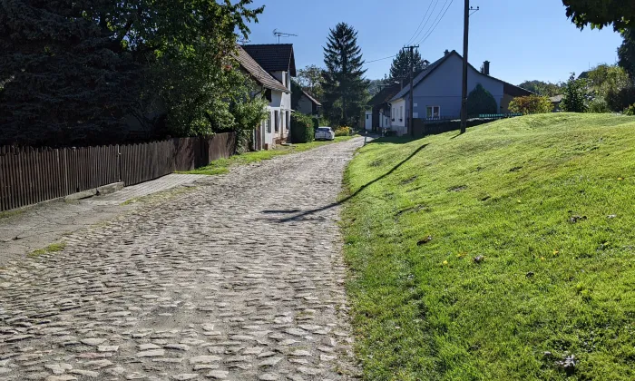 Dlážděné cesty ve Ždírci a v Bořejově