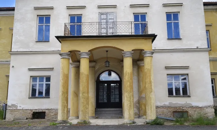 Dolní zámek Panenské Břežany