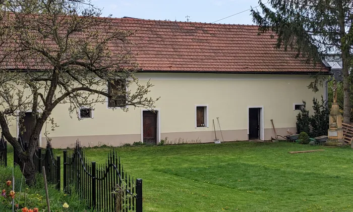 Dva renesanční portálky ve sklepě sýpky fary