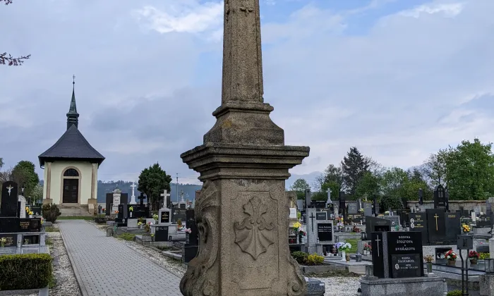 Dva renesanční portálky ve sklepě sýpky fary