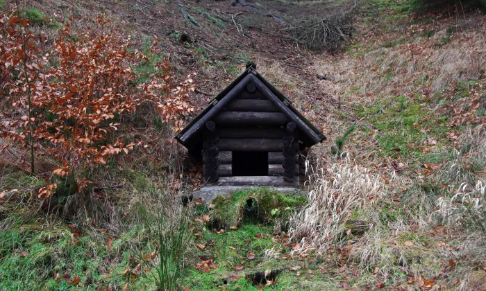 Dvě hromady železné strusky