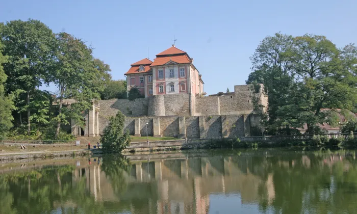 Zámek Chvalkovice