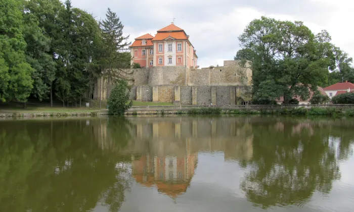 Zámek Chvalkovice