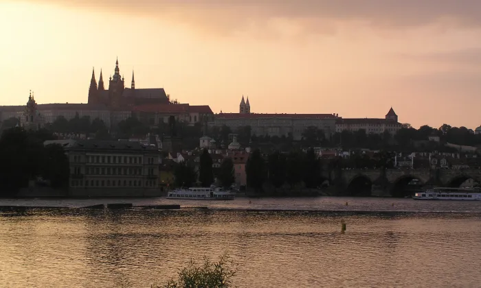 Thunovský palác v Thunovské ulici