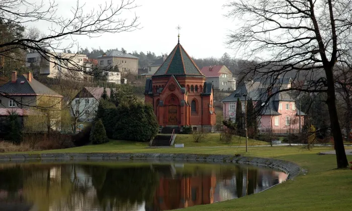 Kaple svatého Kříže, hrobka rodiny Lichnovských