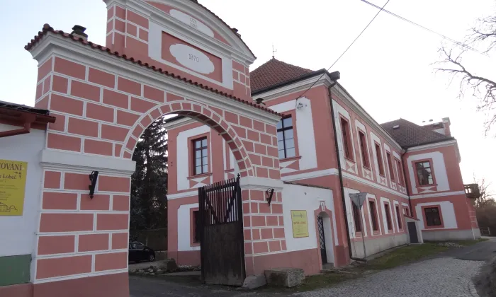 Kostel Povýšení svatého Kříže (Lobeč)