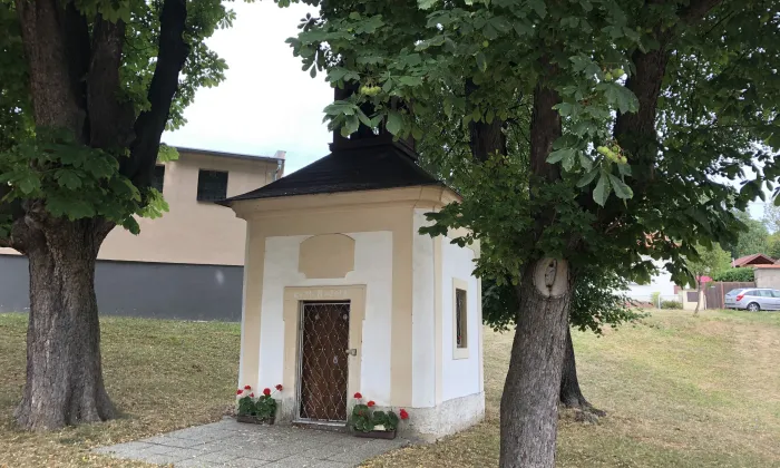 kaple na návsi v Jenčicích