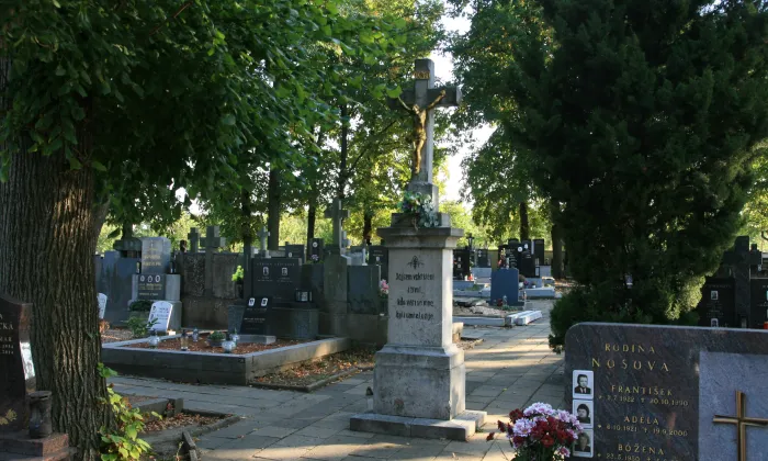 kostel Povýšení svatého Kříže (Prace)