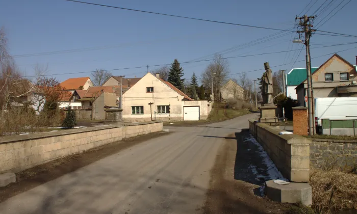 kamenný most v Tmáni