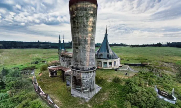 Boží muka se smírčím křížem – noc