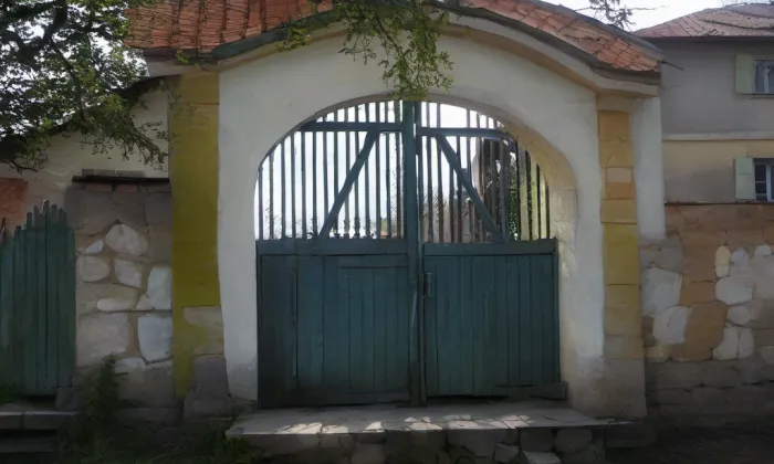 Brána usedlosti čp. 13 – spring