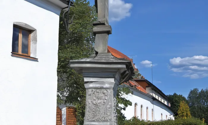 Dva litinové kříže s kamennými podstavci – autumn