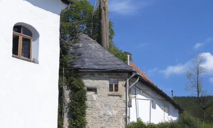 Dva litinové kříže s kamennými podstavci – noc