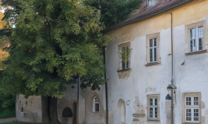 Dvorní křídlo – léto