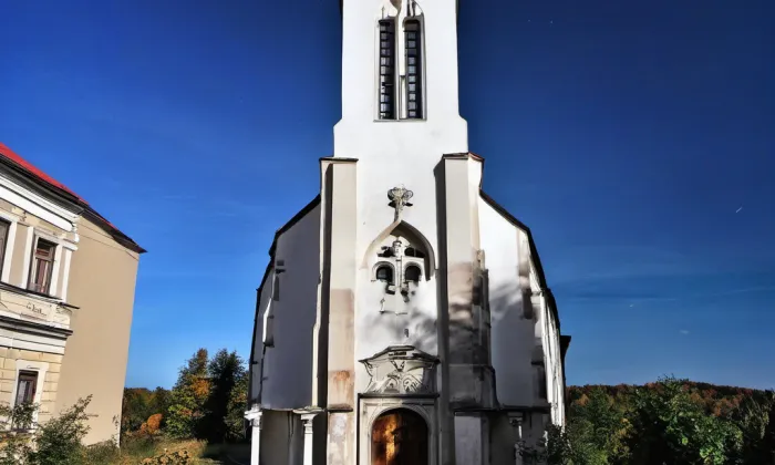 Kostel Narození Panny Marie (Ročov) – autumn