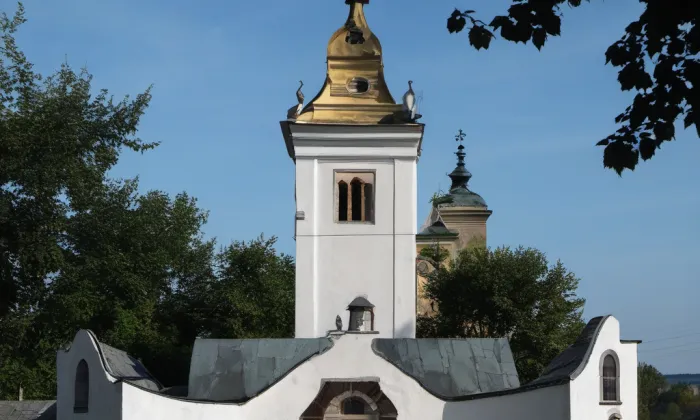 Kostel Panny Marie Pomocné (Zlaté Hory) – léto
