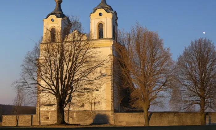 Kostel Povýšení svatého Kříže (Ostružno) – noc